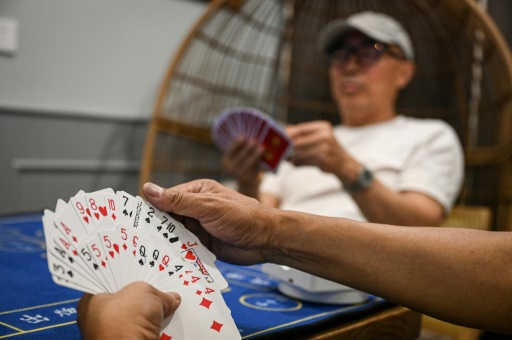 Le "lancer d'oeufs", le jeu de cartes qui passionne la Chine mais agace le pouvoir