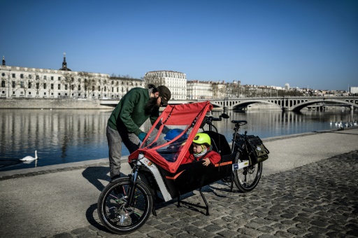 Les gros vélos se font une place sur le chemin de l'école