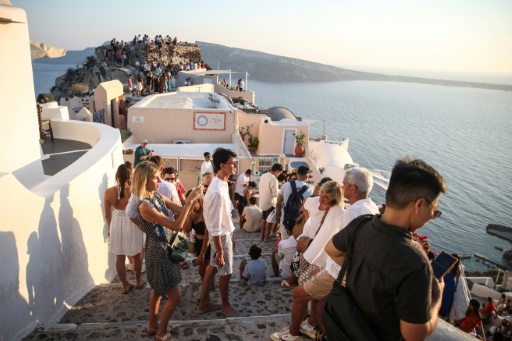 Santorin, "l'île Instagram" au bord de la saturation touristique