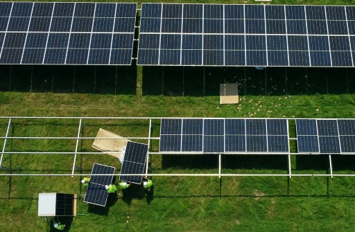 L'"ère de l'électricité" renouvelable déferle dans un monde encore épris d'énergies fossiles