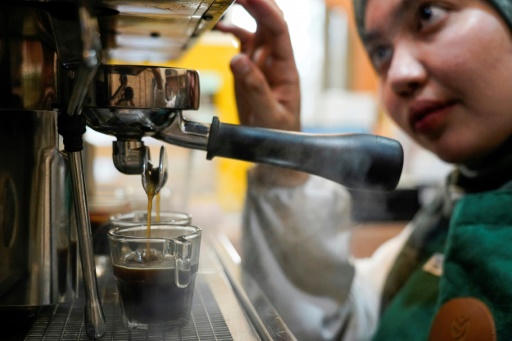 Indonésie : à Aceh, une patronne de café bouscule les moeurs