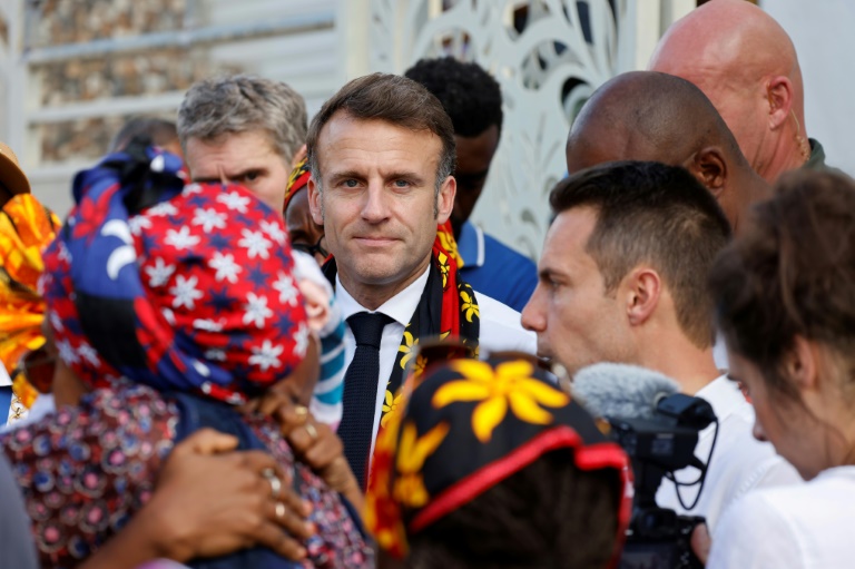 Macron prolonge sa visite à Mayotte, en proie à la colère après le passage du cyclone