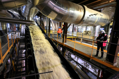 Un ouvrier surveille la pulpe de betterave sur un tapis roulant sur le site de la sucrerie du groupe Cristal-Union à Villers-Faucon, dans la Somme, le 4 novembre 2020