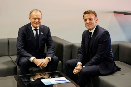 Emmanuel Macron et le Premier ministre polonais Donald Tusk lors du sommet de la Communauté politique européenne à Budapest en Hongrie, le 8 novembre 2024