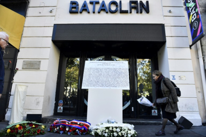 Une femme dépose des fleurs devant une plaque commémorative lors d'une cérémonie au Bataclan à Paris, sept ans après les attentats terroristes, le 13 novembre 2022