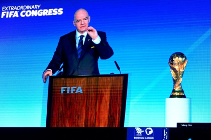 Le discours du président de la Fédération internationale de football (Fifa) diffusé sur un grand écran à Ryad, en Arabie saoudite, le 11 décembre 2024