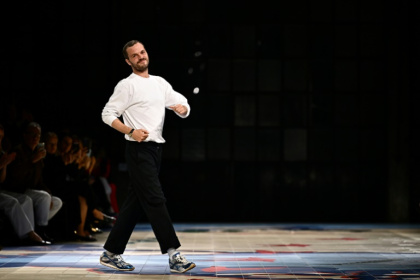 Le créateur Matthieu Blazy sur le podium du défilé Bottega Veneta lors de la Fashion Week Femme Printemps/Été 2024, le 23 septembre 2023 à Milan