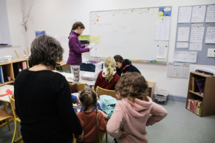 Les élèves de "L'école de la lisière", à Champniers-et-Reilhac, en Dordogne, le 2 décembre 2024