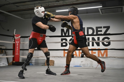 Le boxeur français en situation de handicap Pierre-Mickaël Hugues (g) s'entraîne avec l'ancien champion poids lourd français Christophe Mendy, le 5 décembre 2024 à New York