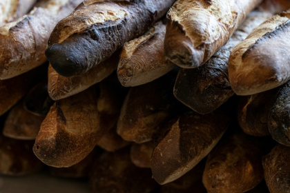 La teneur en sel des pains courants, tels que la baguette, a baissé de 25% depuis 2015, grâce à l'accord collectif engagé avec la filière de la boulangerie, artisans, boulangers, meuniers et distributeurs