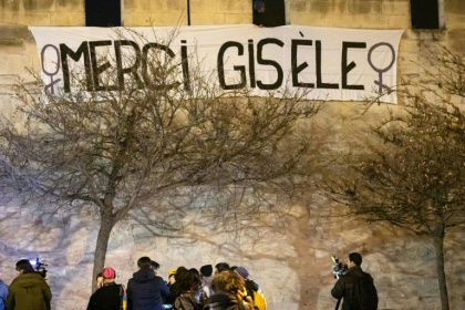 Une banderole portant le message "Merci Gisèle" est installée le 18 décembre 2024 à Avignon (Vaucluse)