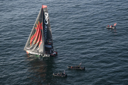 Le skippeur français Yannick Bestaven navigue sur "Maître Coq V" après le départ de la 10e édition du Vendée Globe, au large des Sables-d'Olonne, le 10 novembre 2024