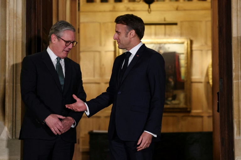 Macron et Starmer s'entretiennent de l'Ukraine lors d'une rencontre au Royaume-Uni