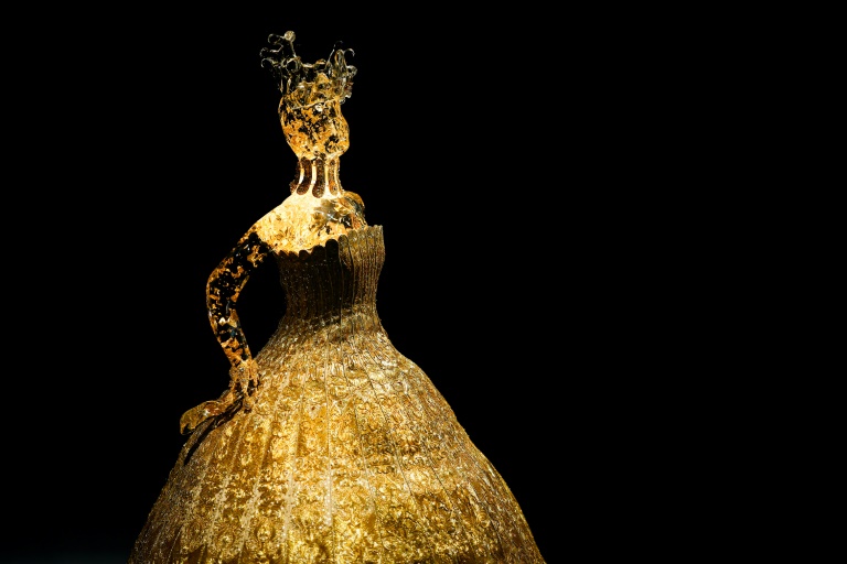 Au musée du Quai Branly, l'étincelant voyage de l'or dans les arts textiles