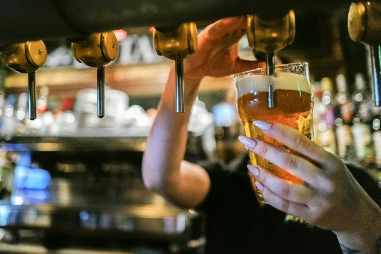 Femmes et hommes ne sont pas égaux face à l'alcool, avertissent les autorités de santé