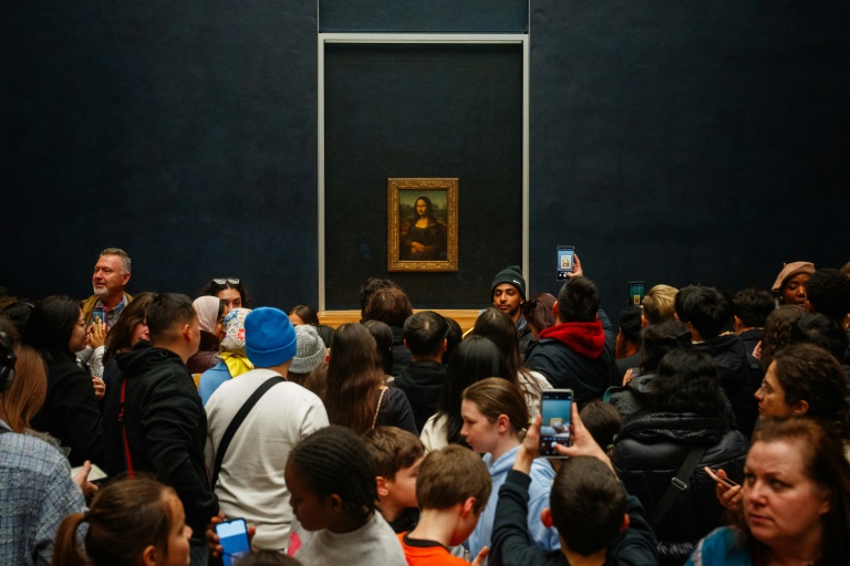 Emmanuel Macron "au chevet du Louvre", annonces à la clé