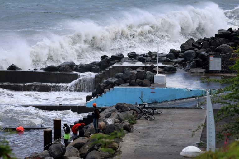 La Réunion sous la menace d'un cyclone, alerte rouge attendue jeudi