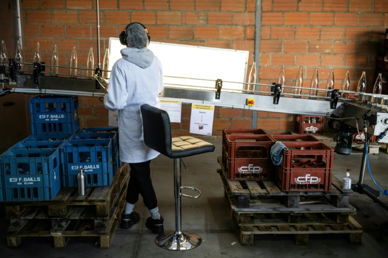 Laver les bouteilles et les réutiliser plutôt que les casser pour les recycler