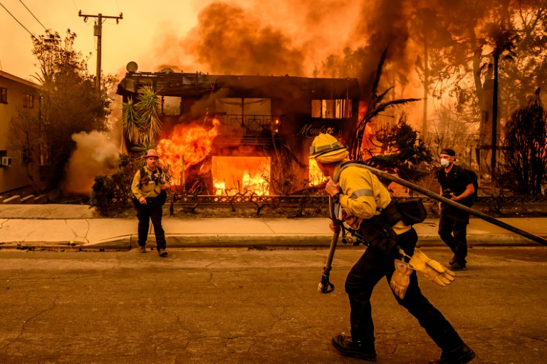 A Los Angeles, les incendies les "plus dévastateurs" de Californie toujours indomptés