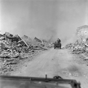 Une jeep alliée circule dans les rues de Royan, détruite, en avril 1945, en Charente-Maritime