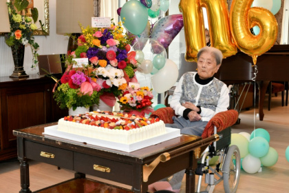 Tomiko Itooka, célébrant son 116e anniversaire, dans la ville d'Ashiya, au Japon, le 23 mai 2024