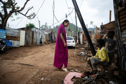 La psychologue Mona Fandi rencontre des habitants du quartier de Cavani Sud (est de Mayotte), pour leur proposer une aide médicale, le 2 janvier 2025