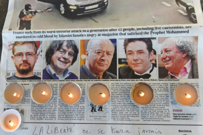 Hommage aux dessinateurs de Charlie Hebdo assassinés lors d'un rassemblement à Marseille, le 8 janvier 2015