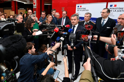 Le ministre de la Justice, Gérald Darmanin (c), en conférence de presse à Marseille, le 2 janvier 2025