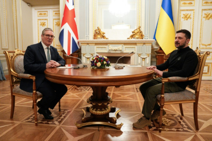 Le Premier ministre britannique Keir Starmer (à gauche) et le président ukrainien Volodymyr Zelensky (à droite) lors d'une réunion à Kiev le 16 janvier 2025.