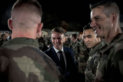 Emmanuel Macron et des soldats français lors d'un dîner de Noël à Djibouti, le 20 décembre 2024