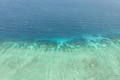 Vue aérienne du lagon et de la barrière de corail au large de Mayotte, le 30 avril 2023