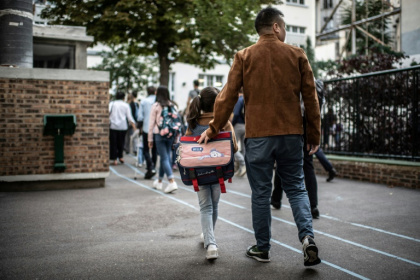 Un père accompagne sa fille à l'école  à l'occasion de la rentrée scolaire à Paris le 2 septembre 2019