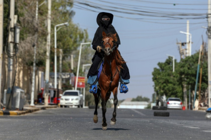 Shukri Osman Muse, première femme cavalière du pays, à cheval dans les rues de Mogadiscio, le 17 janvier 2025 en Somalie