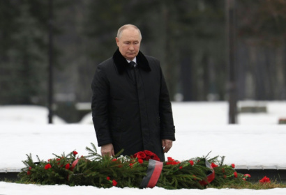 Le président russe Vladimir Poutine assiste à une cérémonie de dépôt de gerbes au monument "Mère patrie" au cimetière commémoratif de Piskaryovskoye à Saint-Pétersbourg, le 27 janvier 2025