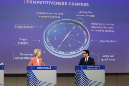 La présidente de la Commission européenne Ursula von der Leyen et le vice-président Stéphane Séjourné, lors d'une conférence de presse à Bruxelles le 29 janvier 2025