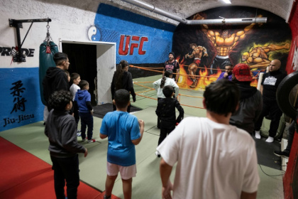 Des enfants du quartier de Saint-Henri s'échauffent avec un entraînement de boxe à Marseille le 13 janvier 2025