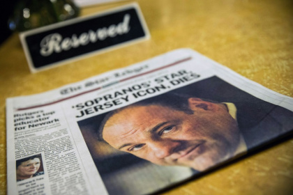 Un exemplaire du "Star Ledger" annonçant la mort de l'acteur James Gandolfini, qui jouait Tony Soprano dans la série "Les Sopranos", à Bloomfield (New Jersey), le 20 juin 2013