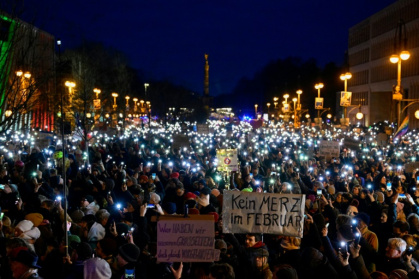 Vaste manifestation pour dénoncer le rapprochement amorcé entre la droite et l'extrême droite, à trois semaines d'élections législatives, le 2 février 2025 à Berlin