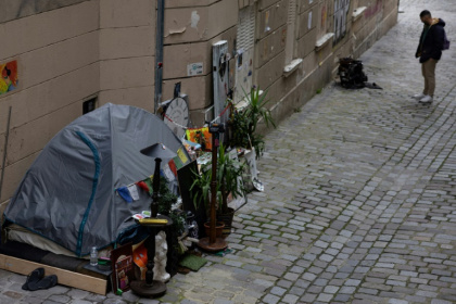 La tente d'une personne sans-abri installée dans une rue de Paris, le 4 mai 2024