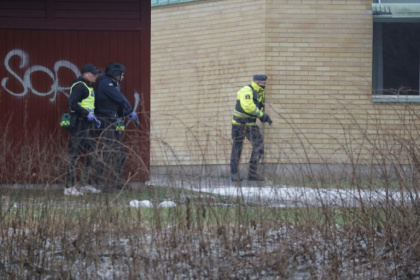 Des policiers en position près d'une école à Orebro, en Suède, le 4 février 2025