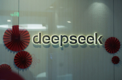 Le logo de l'IA DeepSeek dans les bureaux de la startup chinoise à Hangzhou, dans la province du Zhejiang, le 5 février 2025 en Chine