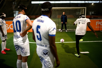 Les joueurs du club de cécifoot de Bordeaux de l'UNADEV (Union Nationale des Aveugles et Déficients Visuels) participent à une séance d'entraînement de cécifoot à Mérignac, près de Bordeaux, le 30 janvier 2025