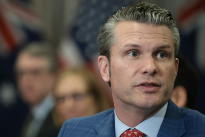 Le secrétaire américain à la Défense Pete Hegseth lors d'une réunion au Pentagone le 7 février 2025 à Arlington, dans l'Etat de Virginie, aux Etats-Unis