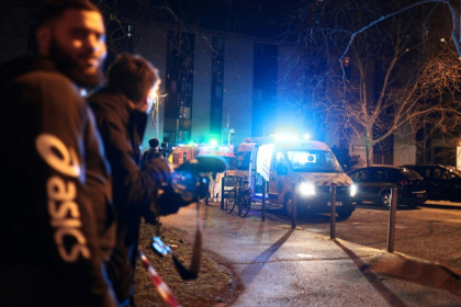 Les secours interviennent à proximité du lieu d'une explosion dans un bar où une grenade a été lancée, à Grenoble, le 12 février 2025