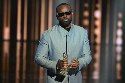 Le chanteur congolais Gims reçoit le prix du meilleur artiste masculin lors de la 40e édition des Victoires de la musique, à la Seine Musicale de Boulogne-Billancourt, le 14 février 2025