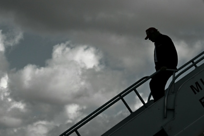 Le président américain Donald Trump descend de son avion Air Force One, le 19 février 2025 à l'aéroport international de Miami aux Etats-Unis