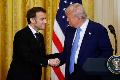 Les présidents français Emmanuel Macron et américain Donald Trump, le 24 février 2025 pendant un conférence de presse conjointe à Washington