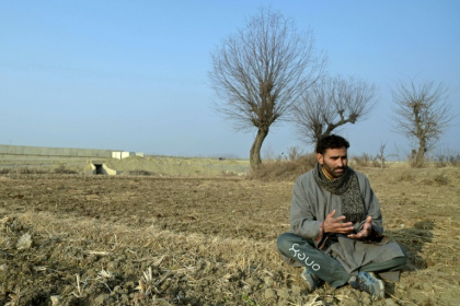 L'agriculteur Musadiq Hussain, lors d'une interview avec l'AFP, dans sa rizière près d'une autoroute en construction dans le district de Budgam, le 15 janvier 2025 au Cachemire indien