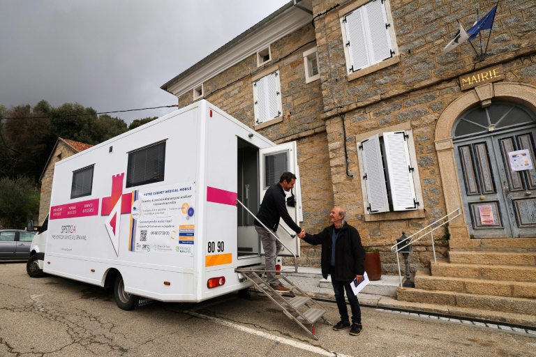 Dans un village corse, le Médicobus vient soigner au plus près