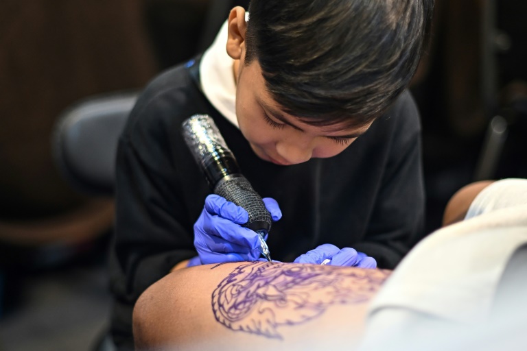 A neuf ans, un tatoueur thaï imprime sa marque à Bangkok